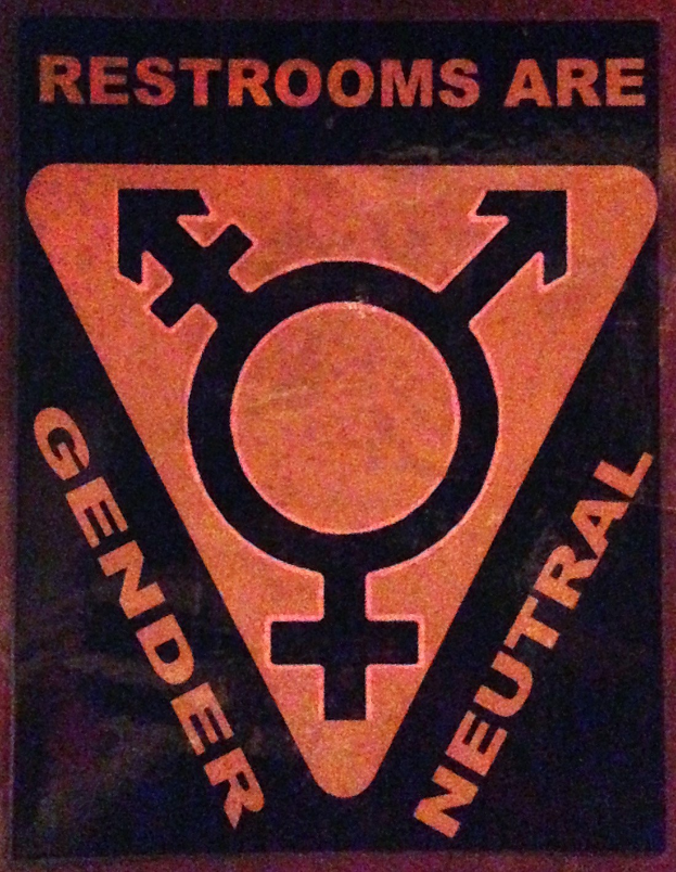 Plakat mit der Aufschrift "Toiletten sind genderneutral" betont die Geschlechtergerechtigkeit in Toiletteneinrichtungen.