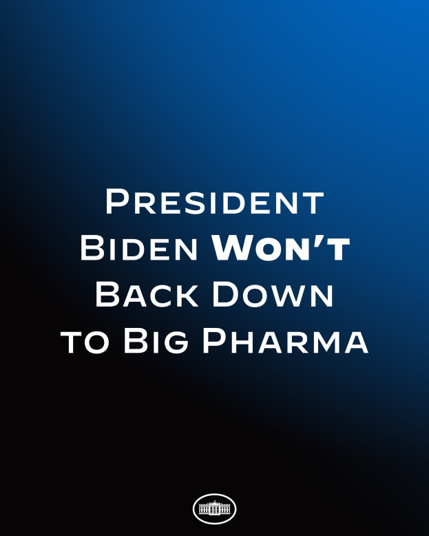 Blauer Hintergrund mit weißer Schrift, die 'Präsident Biden gibt nicht nach Big Pharma' lautet, und einem Logo unten.