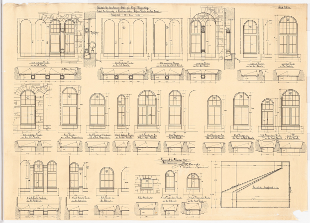 Schwarz-weiß-Architekturzeichnungen verschiedener Fenster- und Türdesigns aus einem frühen 20. Jahrhundert-Buch, begleitet von detailliertem Text.