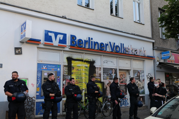 POL-WES: Voerde(unsere Plattform) - Werkzeugdiebstahl aus drei Firmenfahrzeugen - Zeugen gesucht