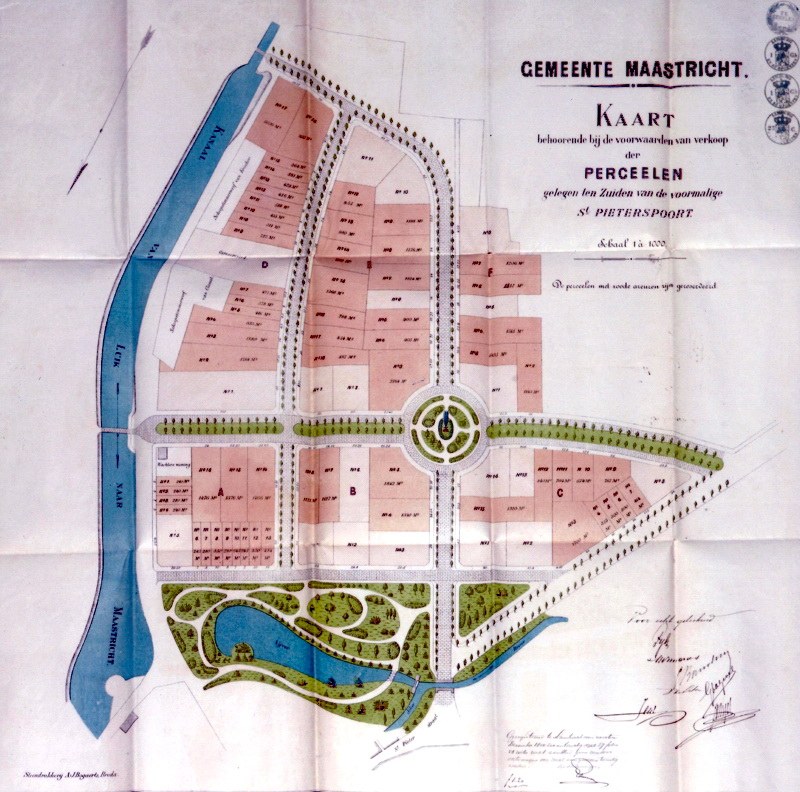 Detailierte Stadtkarte auf Papier mit Straßennamen, Gebäuden und Sehenswürdigkeiten, ergänzt durch zusätzliche Textinformation.
