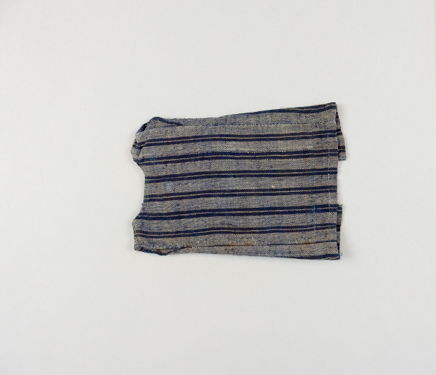 Stück blauer und weißer gestreifter Stoff mit gleichmäßig horizontalen Streifen, leicht zerknittert auf einer weißen Oberfläche.