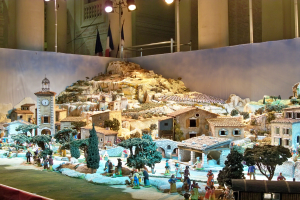 Ein detailliertes Modell einer Krippe, das im Museum ausgestellt wird und Figuren, Strukturen und beleuchtete Elemente enthält.