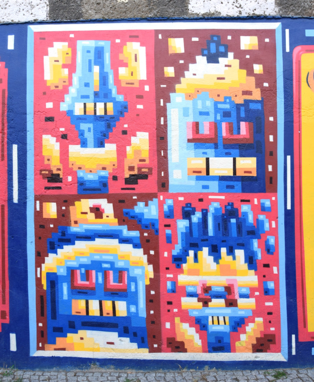 Ein leuchtendes, farbenfrohes Wandgemälde, das die Seite eines Gebäudes in Berlin, Deutschland, bedeckt.