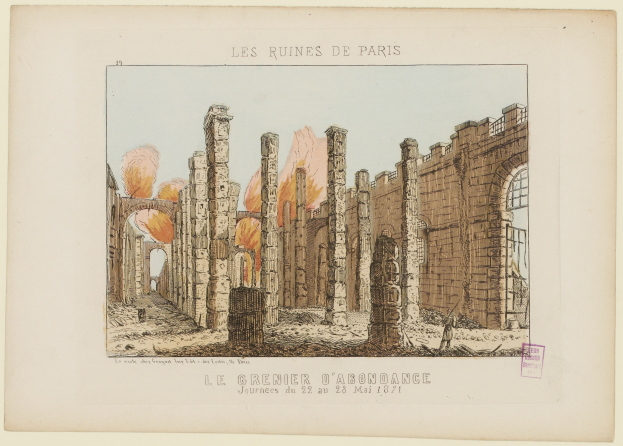 Eine Zeichnung eines zerstörten Gebäudes mit einstürzenden Wänden und zerbrochenen Fenstern, mit einem hellen orangefarbenen und gelben Feuer im Hintergrund, auf einem Papier mit etwas Text.