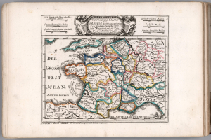 Ein aufgeschlagenes Buch, das eine detaillierte Karte von Deutschland mit ihren Bundesländern und Städten zeigt, begleitet von beschreibendem Text.