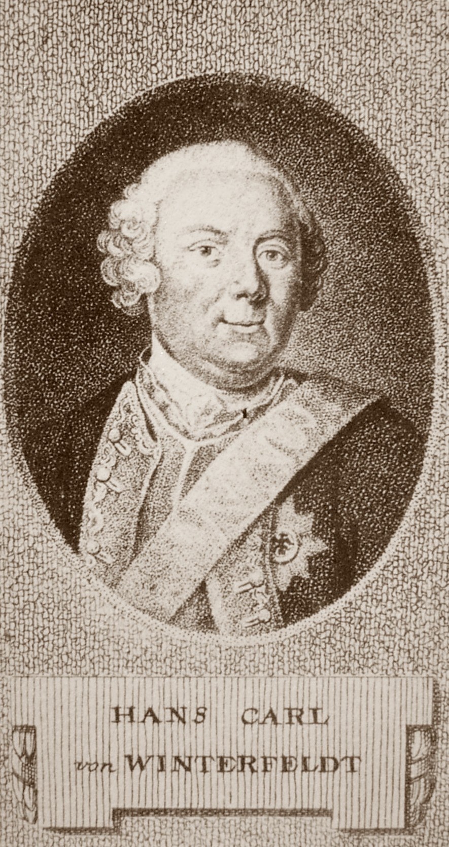 Schwarzes und weißes Porträt von Hans Carl von Winterfeldt mit ernster Miene, Text unten.