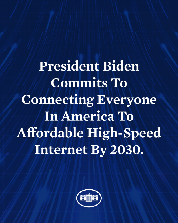 Ein blauer Hintergrund mit weißer, zentrierter Schrift, die besagt: "Präsident Biden setzt sich dafür ein, dass bis 2030 jeder Amerikaner Zugang zu erschwinglichem High-Speed-Internet hat."