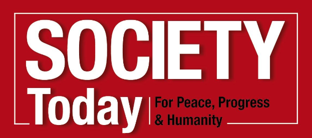 Plakat mit fetter schwarzer Schrift "Gesellschaft heute für Frieden, Fortschritt & Humanität" auf weißem Hintergrund, umrahmt von einem hellgelben Rand, begleitet von einer bunten Illustration einer Person mit ausgebreiteten Armen.