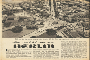 Schwarz-weiß-Fotografie eines alten Zeitungsartikels mit einer Stadtansicht mit Gebäuden, Bäumen und Fahrzeugen neben Text.