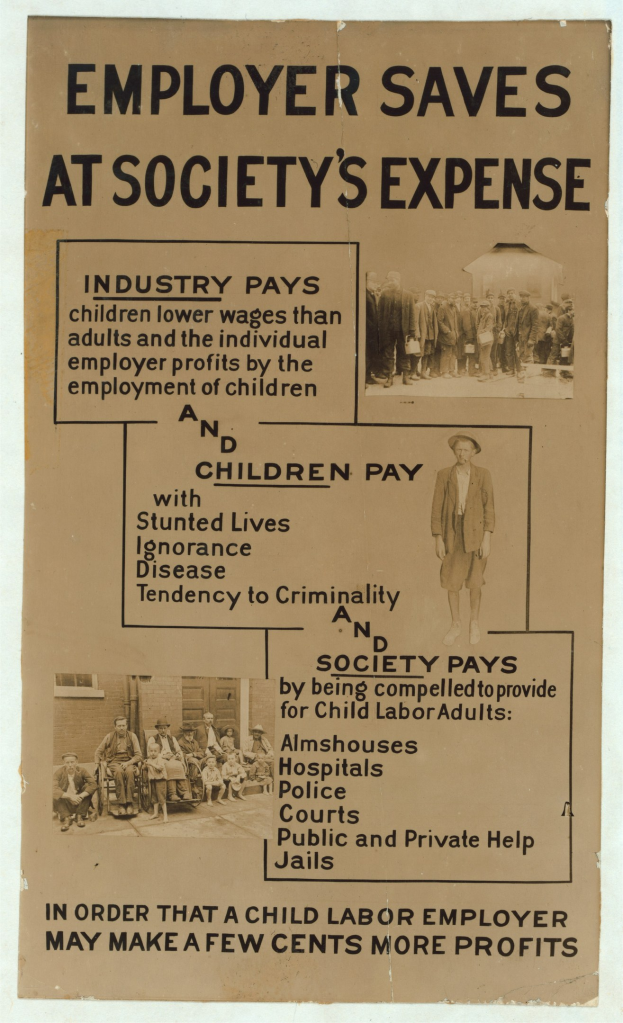 Ein hellgelbes Plakat mit weißem Rand zeigt in fetter schwarzer Schrift den Text "Arbeitgeber spart auf Kosten der Gesellschaft" und Bilder von einer vielfältigen Gruppe strahlender Menschen, die den Betrachter anschauen.