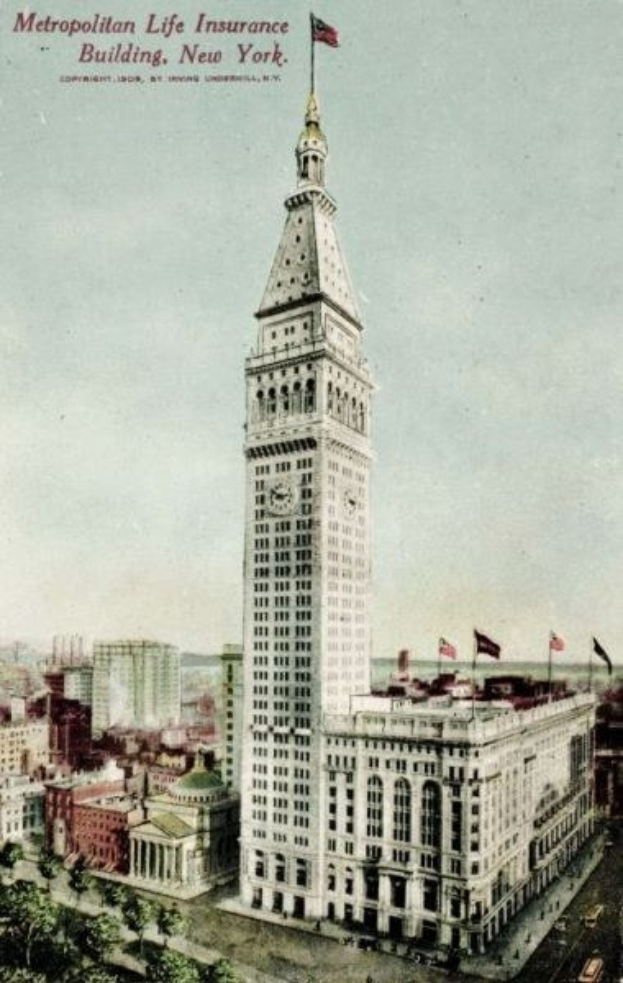 Alte Postkarte des Metropolitan Life Insurance Building in New York City, das eine belebte Stadtlandschaft mit Gebäuden, Bäumen und Fahrzeugen zeigt und den Text "Metropolitan Life Insurance" oben trägt.
