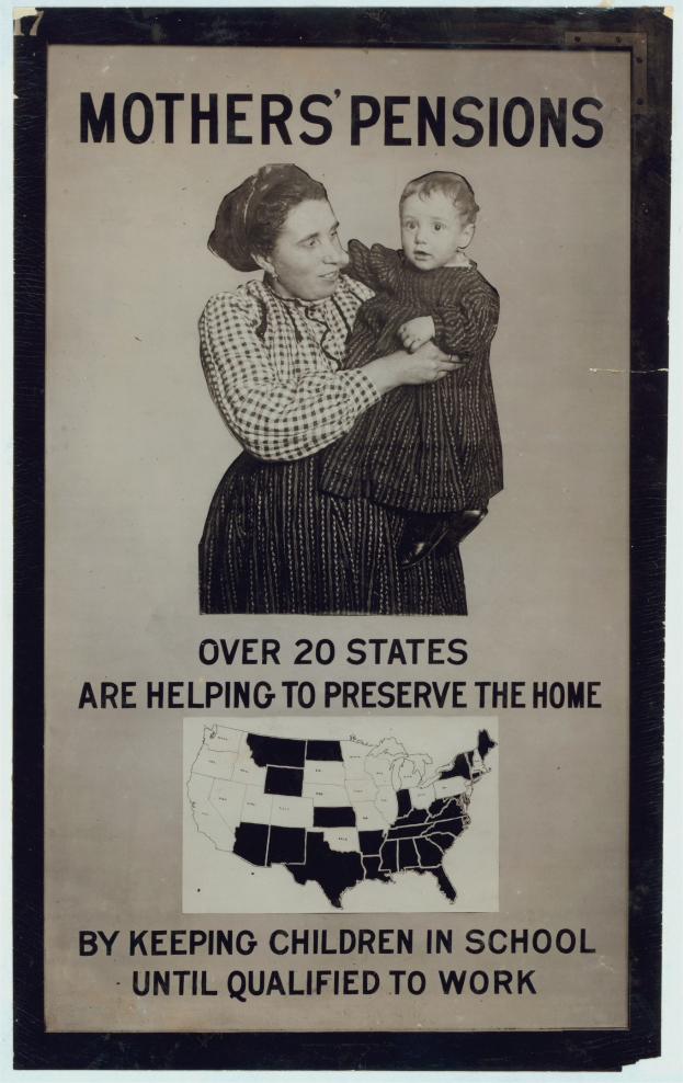 Frau mit einem Baby auf dem Arm und einem Plakat im Hintergrund mit der Aufschrift "Mütterrente: Über 20 Bundesstaaten helfen dabei, das Zuhause zu bewahren."