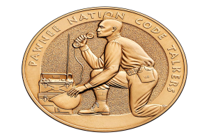 Eine Goldmünze mit der Aufschrift "Pawnee Nation Code Talkers" und einem Bild einer Person mit einem Telefon und einer Kiste.