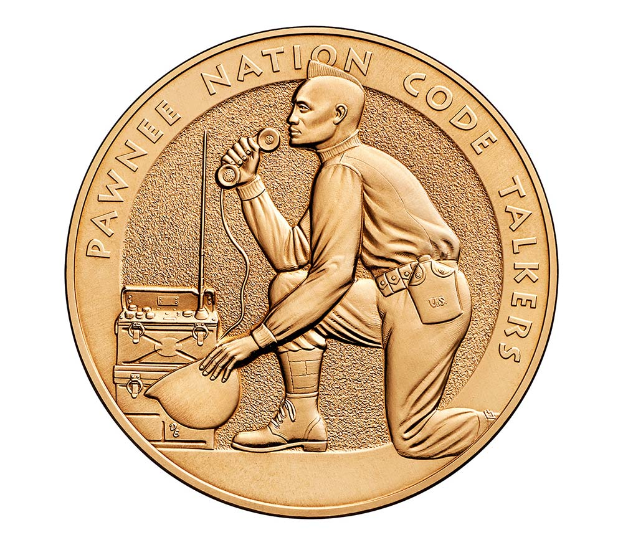 Eine Goldmünze mit der Aufschrift "Pawnee Nation Code Talkers" und einem Bild einer Person mit einem Telefon und einer Kiste.