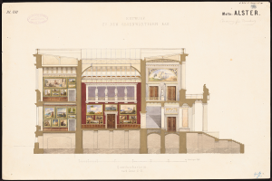 Ein detailliertes Bild einer Opernhaus-Außenansicht, das zahlreiche Fenster, Türen und Säulen zeigt, mit bunten Malereien an den Wänden, begleitet von beschreibendem Text.