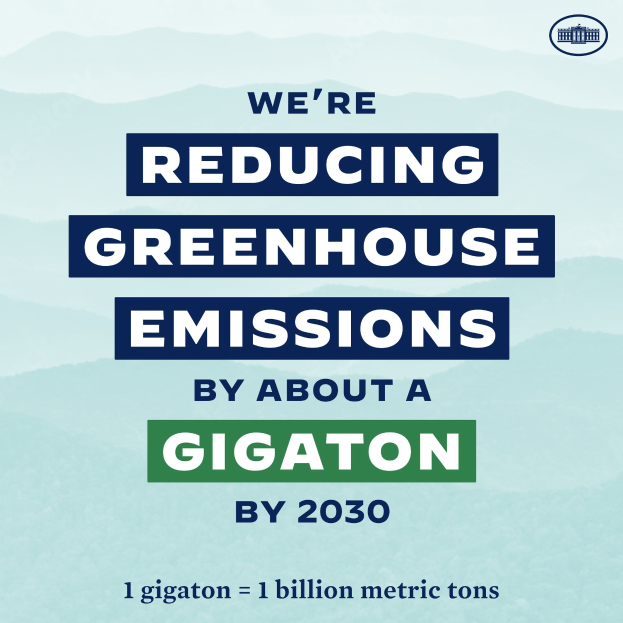 Plakat mit Text und Logo, das "Wir reduzieren die Treibhausgasemissionen bis 2030 um etwa eine Gigatonne" besagt.