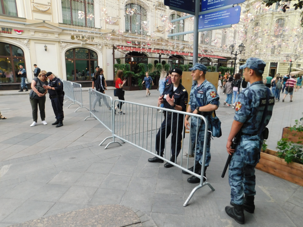 Polizeibeamte in Uniform stehen hinter Absperrungen und blicken einer Menge entgegen, einige halten Waffen, während sie eine Anti-Terror-Operation in Wien, Österreich, durchführen.